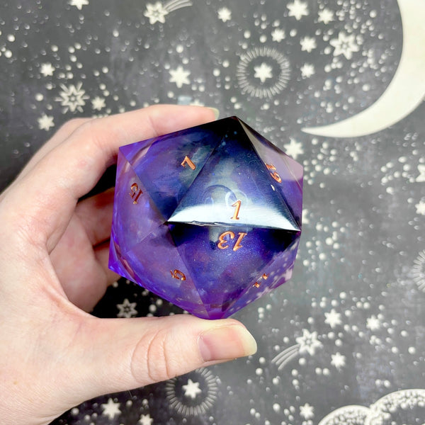 "Mimikyu Core" - 60mm Show-Off Logo d20