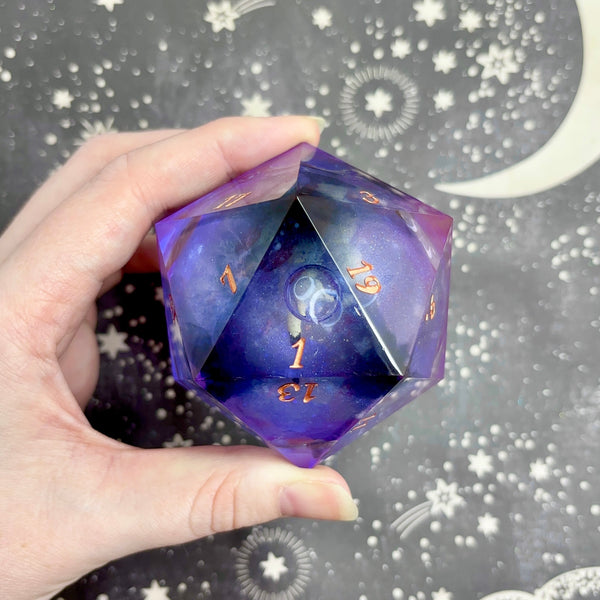 "Mimikyu Core" - 60mm Show-Off Logo d20